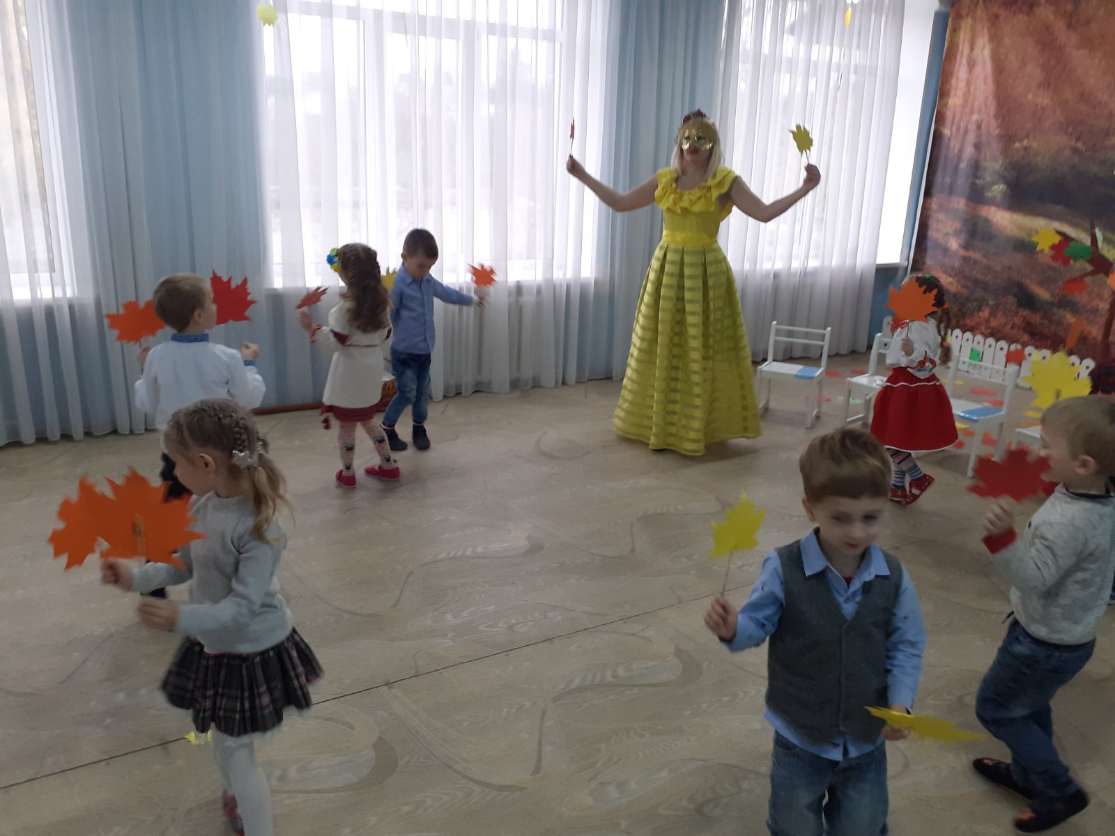 тема свята "Осінь завітала малят здивувала" середня група, вих. Сторожук Т.В., муз.керавник Шумко Ж.М., фіз.інструктор Нижник М.К.
